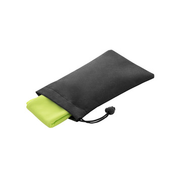 BERNAL. Serviette de sport rafraîchissante en polyester recyclé (100 % rPET) avec une pochette en tissu non tissé. - 