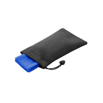 BERNAL. Serviette de sport rafraîchissante en polyester recyclé (100 % rPET) avec une pochette en tissu non tissé. - 