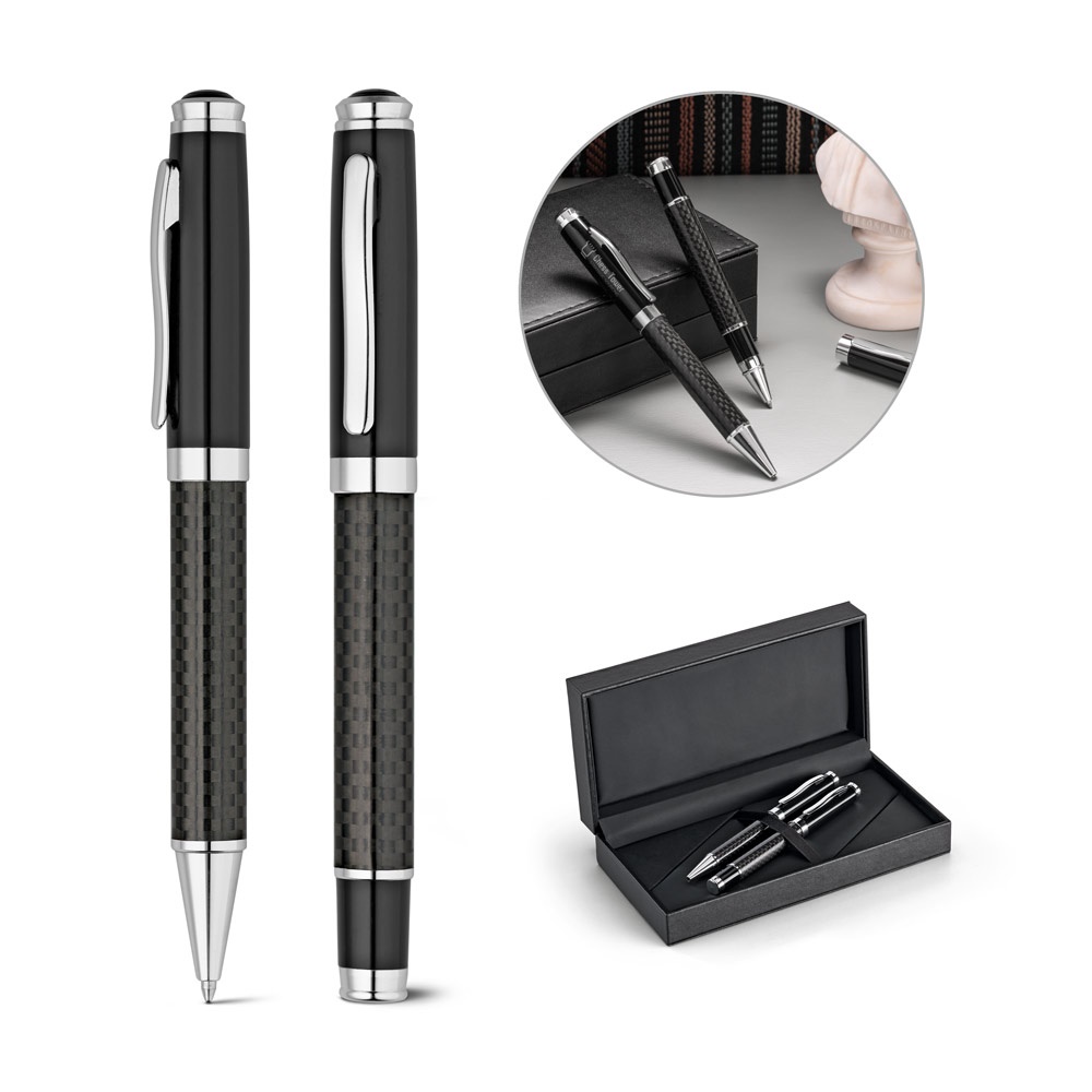 ÉCHECS. Coffret comprenant un stylo roller et un stylo à bille en métal et fibre de carbone avec mécanisme à rotation.